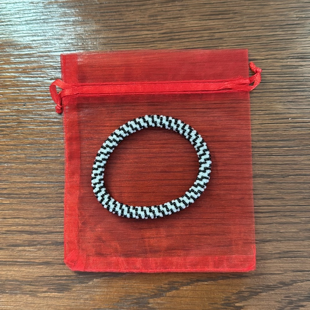 🦓 Sashka white/black glass beaded bracelet.